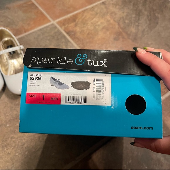 BUNDLE Girls white dress shoes with 2 pairs of socks and box - Picture 10 of 13